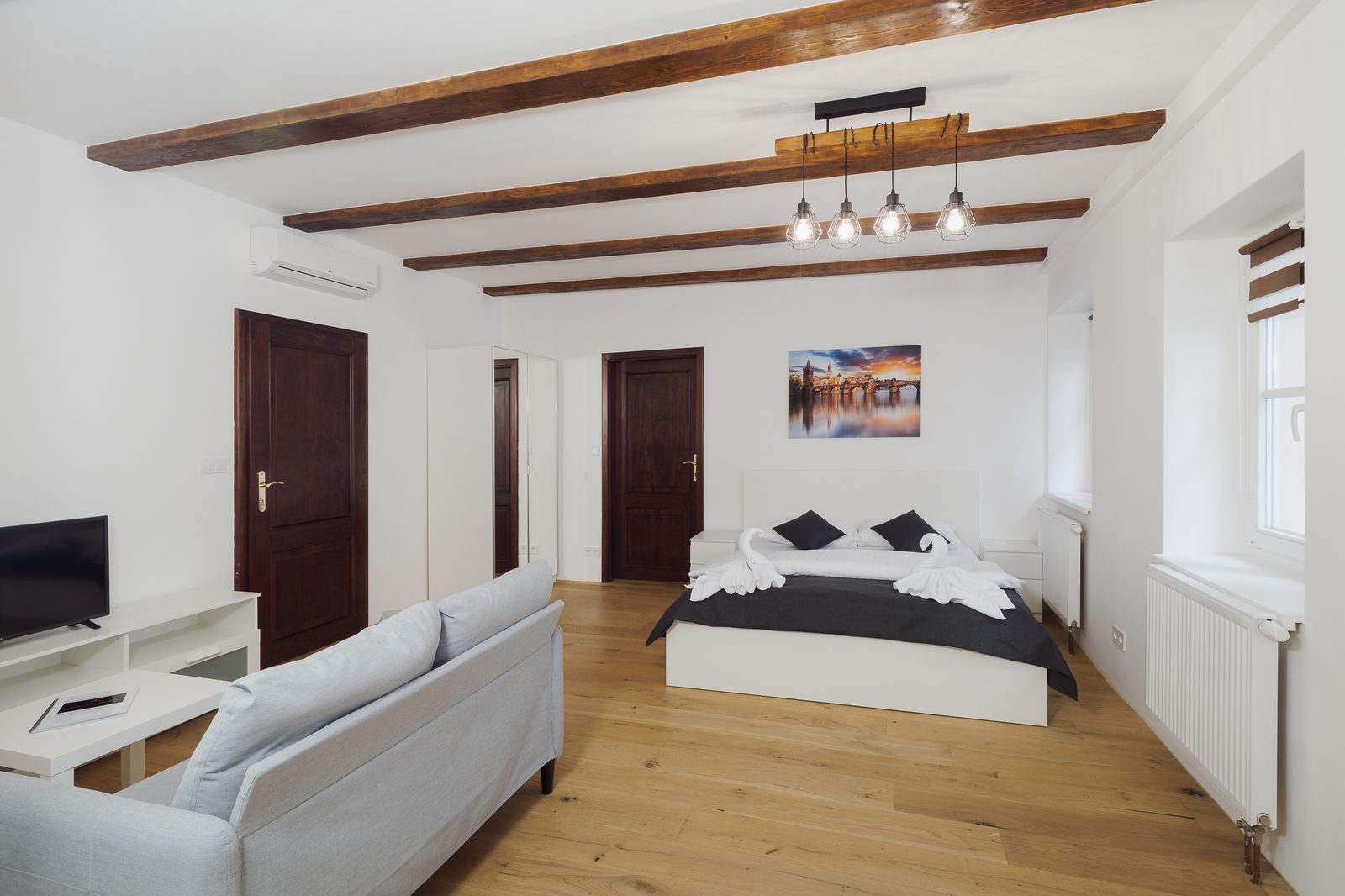 Spacious suite with wooden beams and sofa